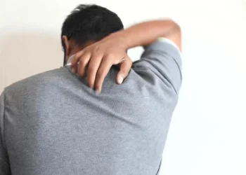 Jerawat Belakang Badan? Ini 7 Punca Utama Back Acne & Solusinya!