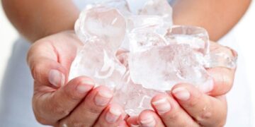 Tabiat Kunyah Ais: Bahaya atau Sekadar Kebiasaan?