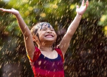 Mandi Hujan & Sistem Imun Anak: Boleh Kuatkan Atau Melemahkan?