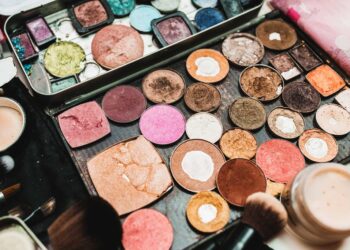 Makeup Lama Dalam Beg Anda? Ini Risiko Kepada Kulit Wajah Anda