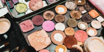 Makeup Lama Dalam Beg Anda? Ini Risiko Kepada Kulit Wajah Anda