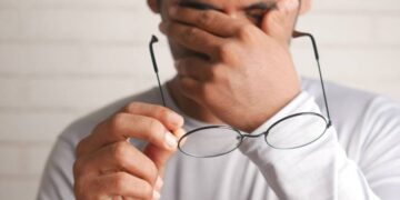 Pakai Cermin Mata Terlalu Lama Menyebabkan Sakit Kepala: Mitos atau Fakta?