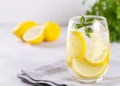 Lemon Dalam Air Kosong: Betul Ke Ia Membantu Kesihatan Badan?