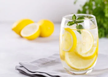 Lemon Dalam Air Kosong: Betul Ke Ia Membantu Kesihatan Badan?