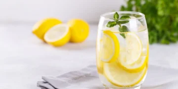 Lemon Dalam Air Kosong: Betul Ke Ia Membantu Kesihatan Badan?