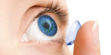 Tidur Dengan Contact Lens, Apa Risiko Sebenarnya?